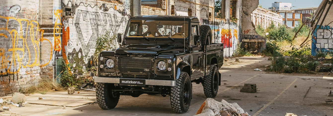 Land Rover Defender Pick Up in einer Industrie-Ruine mit Graffities