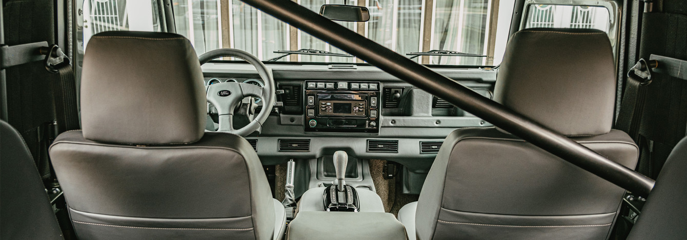 Sicht auf das Cockpit eines LR Defenders in Sonderausstattung