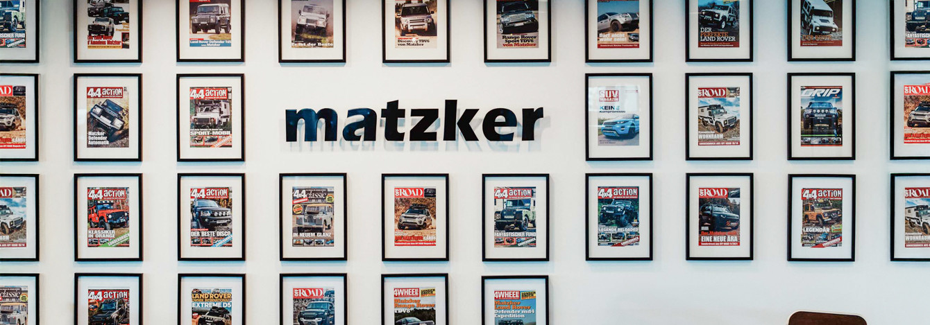 Wand mit gerahmten Matzker-Sonderausgaben von Offroadzeitschriften