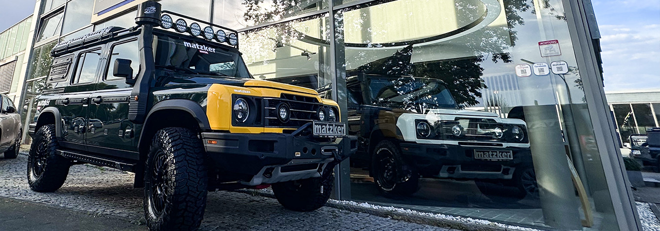 Grüner Ineos Grenadier mit Sonderausstattung vor dem Matzker Showroom