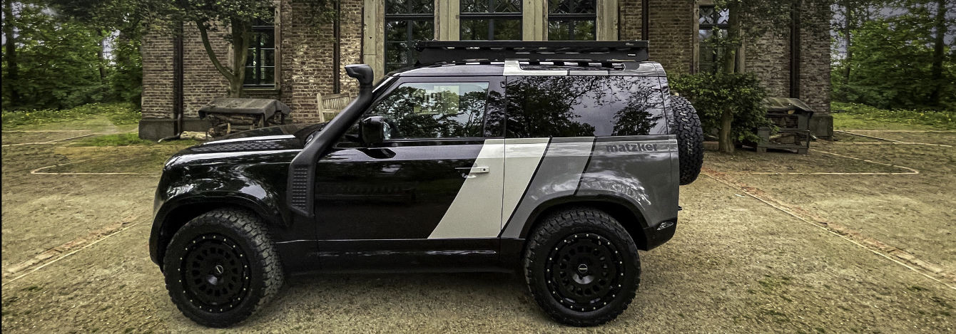 New Defender in Sonderausstattung vor Rittergut Orr