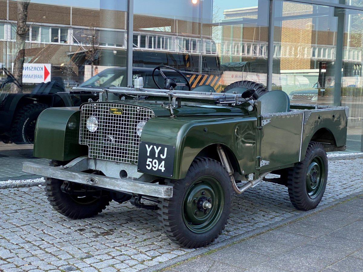Land Rover 80 Serie 1 Lights behind the grill