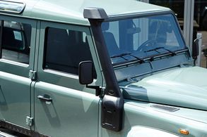 Hochgesetzter Lufteinlass in eckiger Bauform - Defender