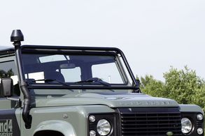 Hochgesetzter Lufteinlass - Defender mit Sicherheitskäfig