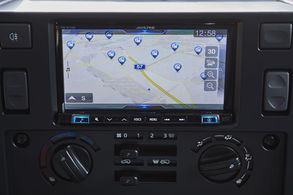 Integriertes 7-Zoll-Multifunktions-Navigationssystem – Defender