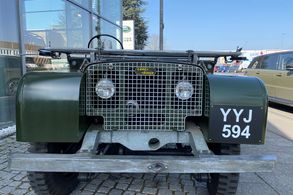 Land Rover 80 Serie 1 Lights behind the grill