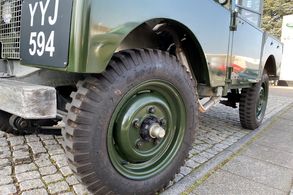 Land Rover 80 Serie 1 Lights behind the grill