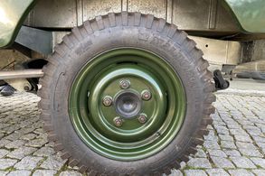 Land Rover 80 Serie 1 Lights behind the grill