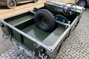 Land Rover 80 Serie 1 Lights behind the grill