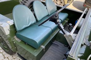 Land Rover 80 Serie 1 Lights behind the grill