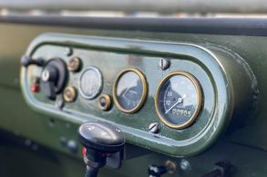 Land Rover 80 Serie 1 Lights behind the grill