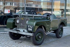 Land Rover 80 Serie 1 Lights behind the grill