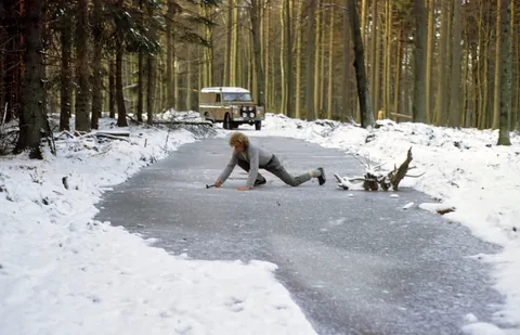 Land Rover auf einem verschneiten Waldweg.