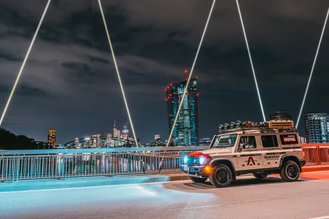 Ein ausgerüsteter Geländewagen bei Nacht am Wasser.