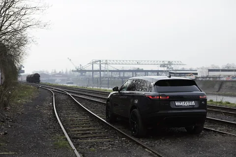 Ein Range Rover Velar neben Bahngleisen.