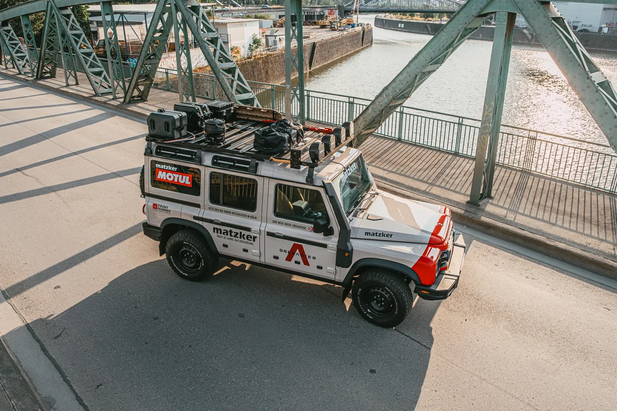 Ein ausgerüsteter INEOS Grenadier auf einer Stahlbrücke.