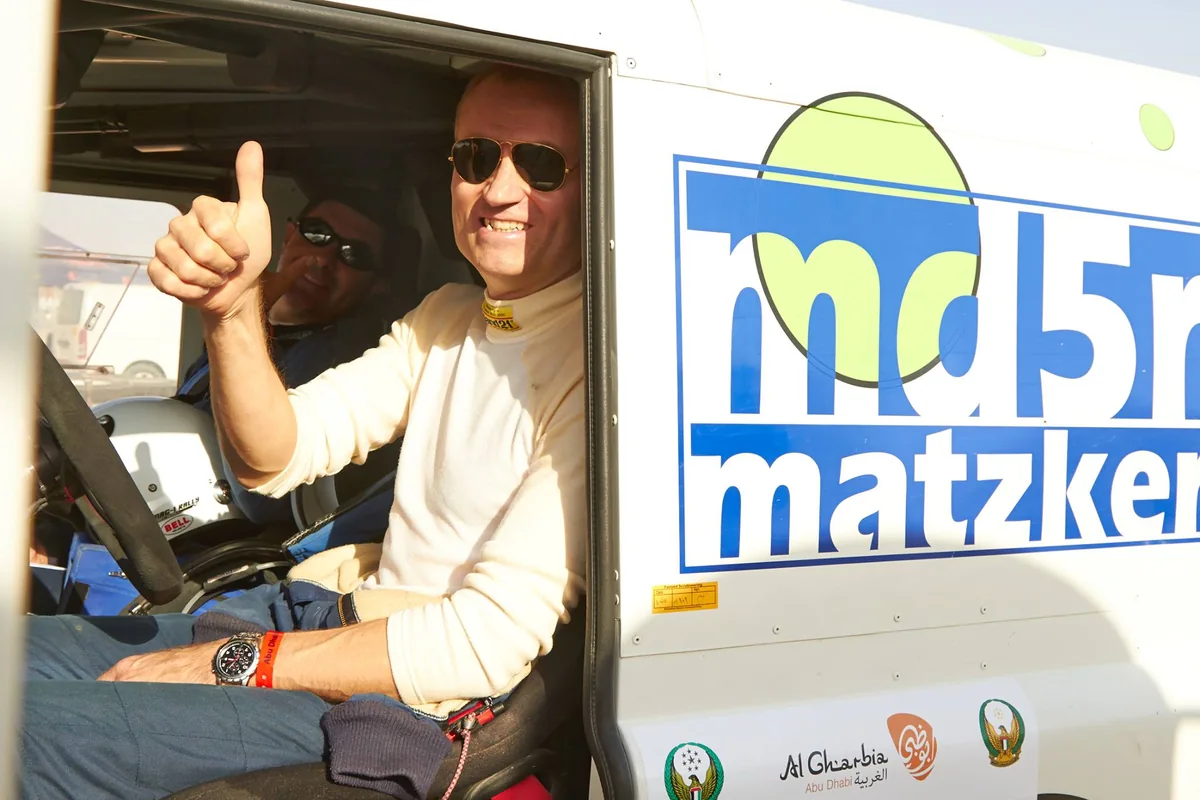 Amadeus Matzker im Cockpit des Matzker-Rallyefahrzeugs.