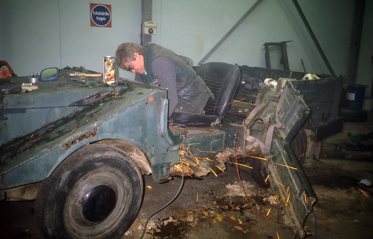 Arbeit an einer Fahrzeugkarosserie in einer Werkstatt.